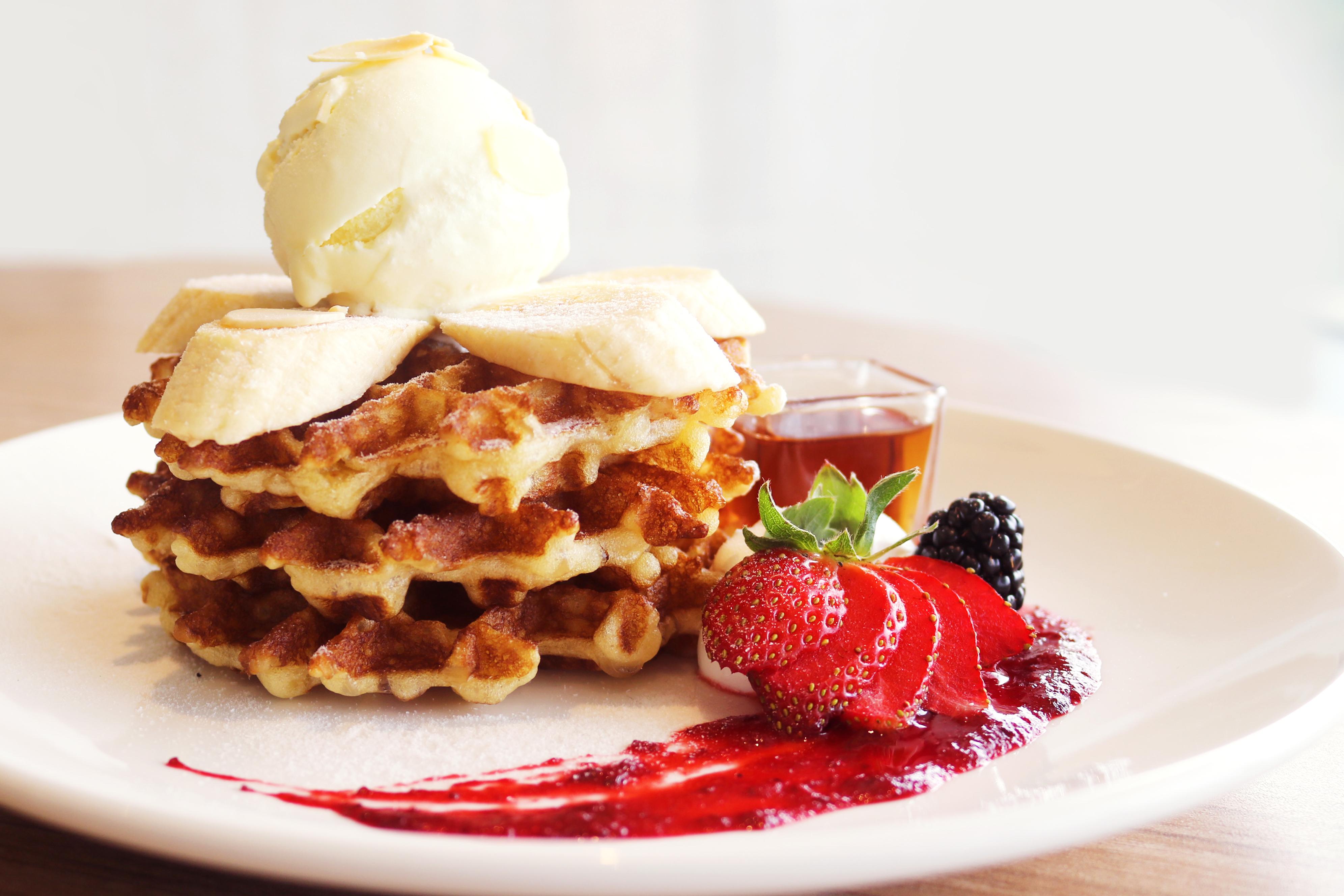 Grand Ion Delemen Hotel Genting Highlands Exteriér fotografie A Belgian waffle with fruit and ice cream